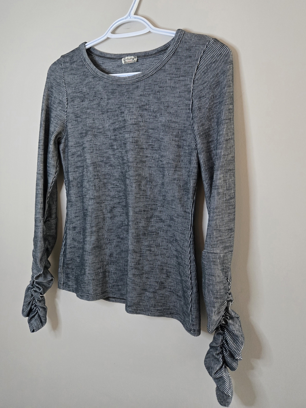 Free People green ribbed long sleeve top, ruched sleeves, small + new - Picture 2 of 5